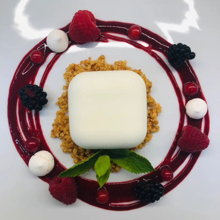 creation thumb for Semifreddo al cheese-cake, crumble di nocciole e frutti rossi.