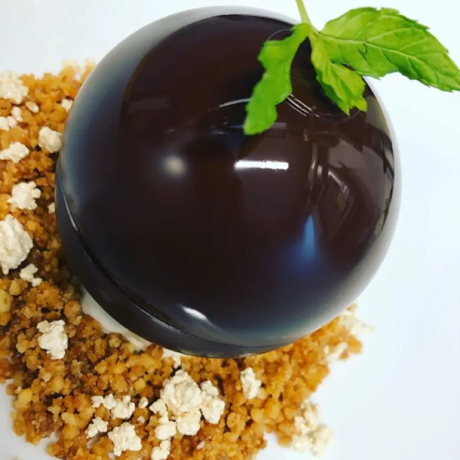 creation thumb for Sfera al cioccolato fondente, mousse alla vaniglia, gel al Lime e meringhe.