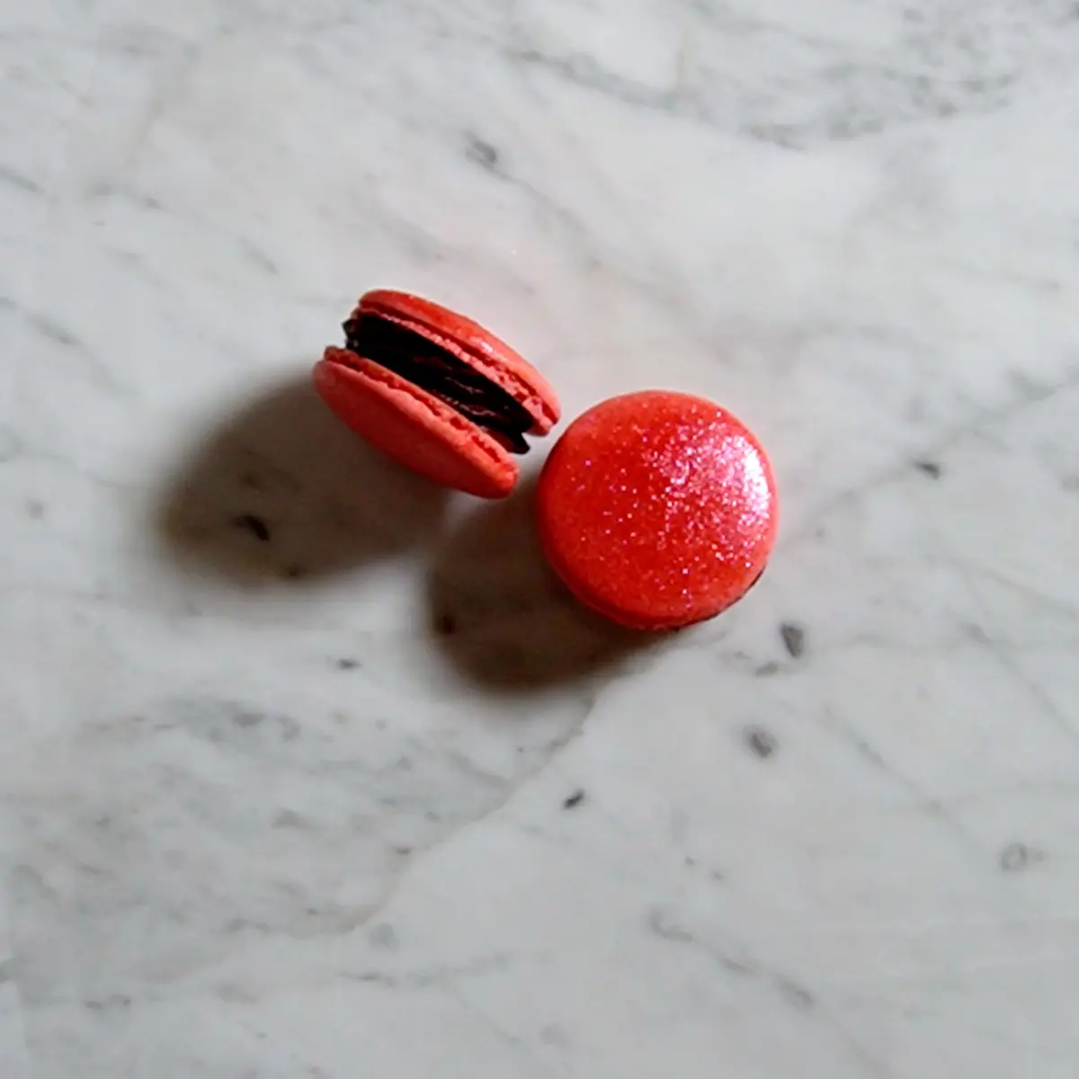 creation thumb for Dunkle Schokolade - Sauerkirsch-Macaron