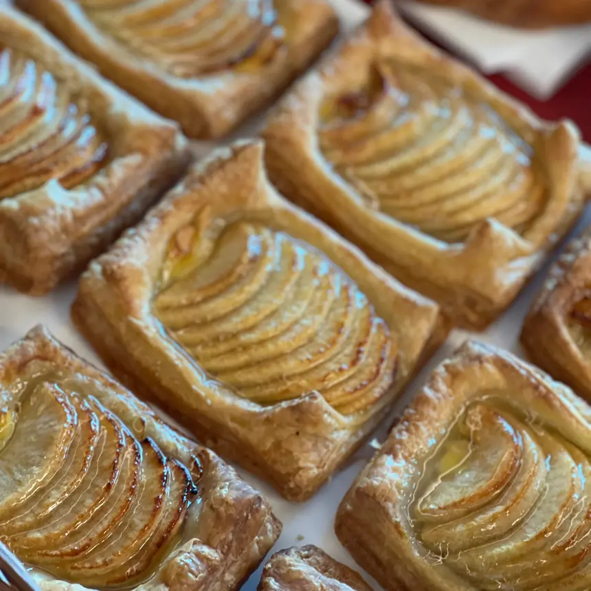 creation thumb for Crispy puff pastry with custard, almonds and apples