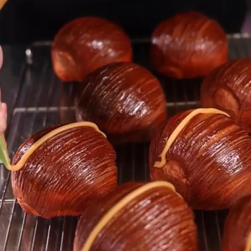 creation thumb for Chocolate, pear and caramel puff pastry parcel