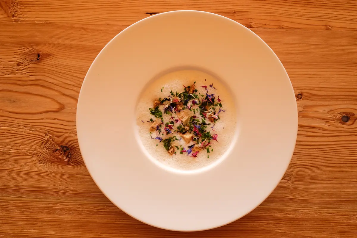 creation thumb for Heusuppe mit Bergblühten und Schwarzbrot Croutons