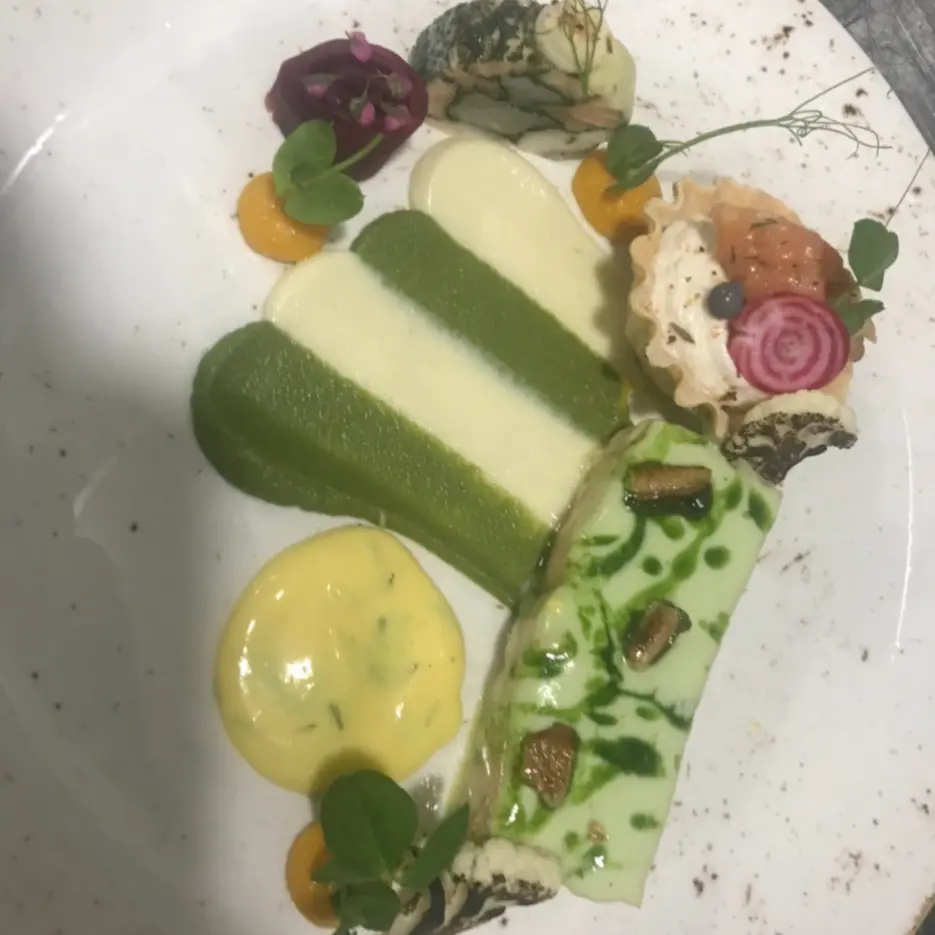 creation thumb for Turbot glassé/ensalada de huevas/hollandaise de estragón/puré de coliflor/puré de espinacas/terrina de salmón-turbot