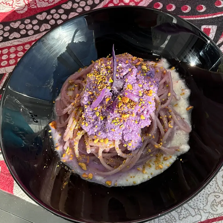 creation thumb for Spaghetti cacio&pepe, purple cabbage cream and pistachio