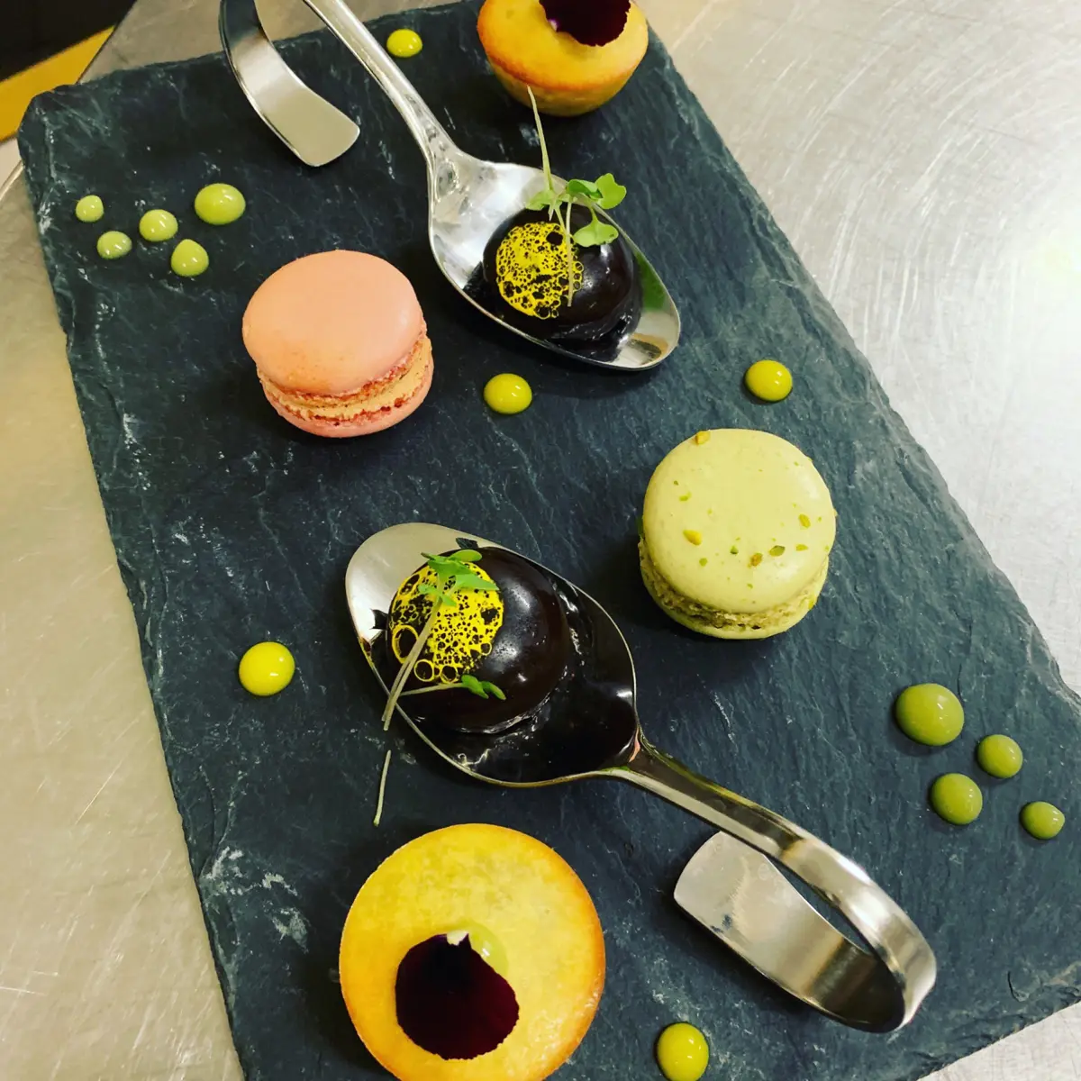 creation thumb for Mingnardise: moelleux au citron,macarons à la framboise et pistaches ganache chocolat blanc, mousse au chocolat