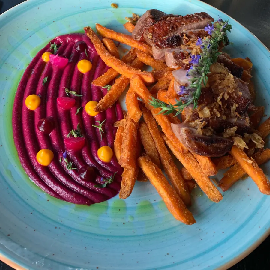 creation thumb for Entenbrustfilet rosa gebraten mit Süßkartoffelpommes, Rotkrautpüree und Rote Rüben