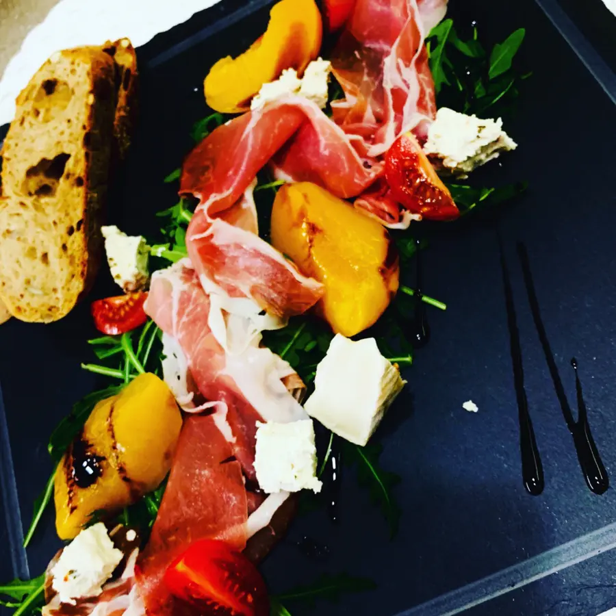 creation thumb for Pfirsich Prosciutto und Ricotta Salat