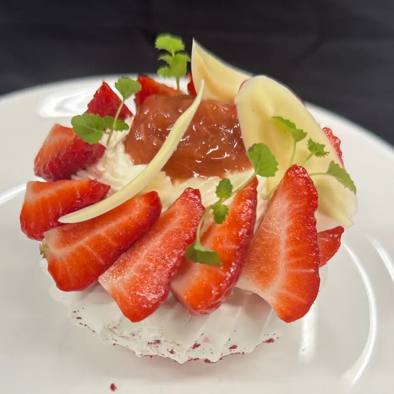 creation thumb for Frühlings Pavlova with Rhubarb, Strawberry & Lemon Balm