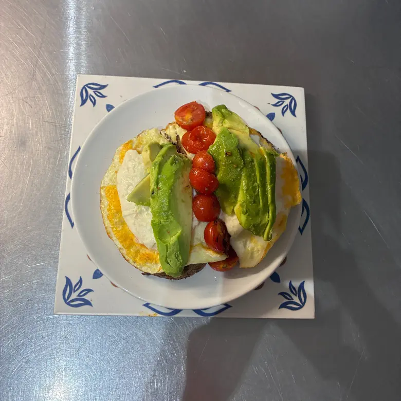 creation thumb for Tostada de aguacate, huevo y cherry