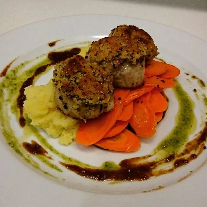 creation thumb for Schweinefilet-medallions mit Pfefferkruste, Vichy-Möhren , Kartoffelpüree & Pfeffersauce