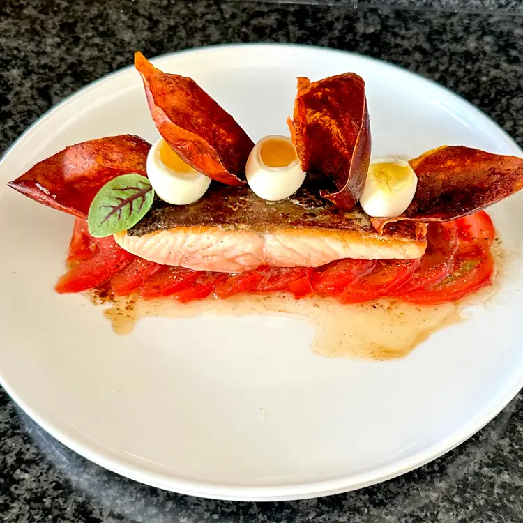 creation thumb for Salmon & Tomato Crisps Salad