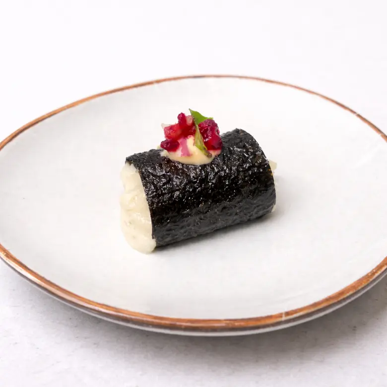 creation thumb for Cilindro nori, crema de bacalao y crocante de granada