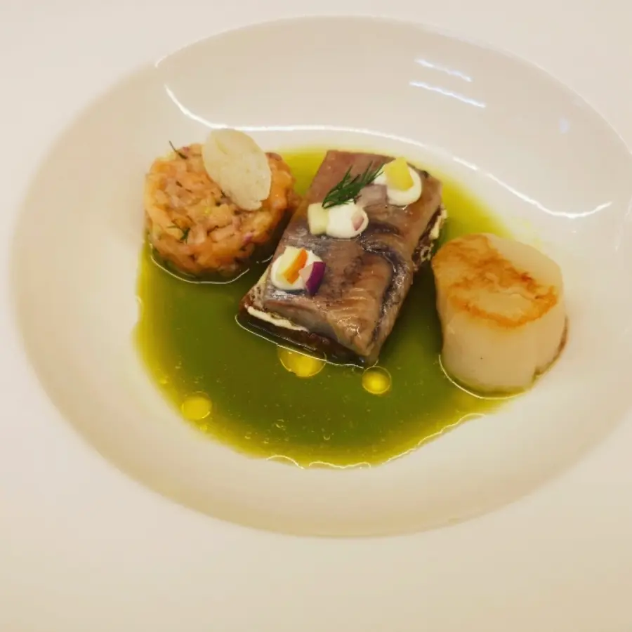creation thumb for Lachs Tartar Matjes auf schwarzbrot und Jakobsmuscheln