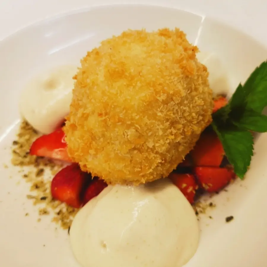 creation thumb for Gebacknes Holunder Eis mit Bananen chili espuma und Erdbeere