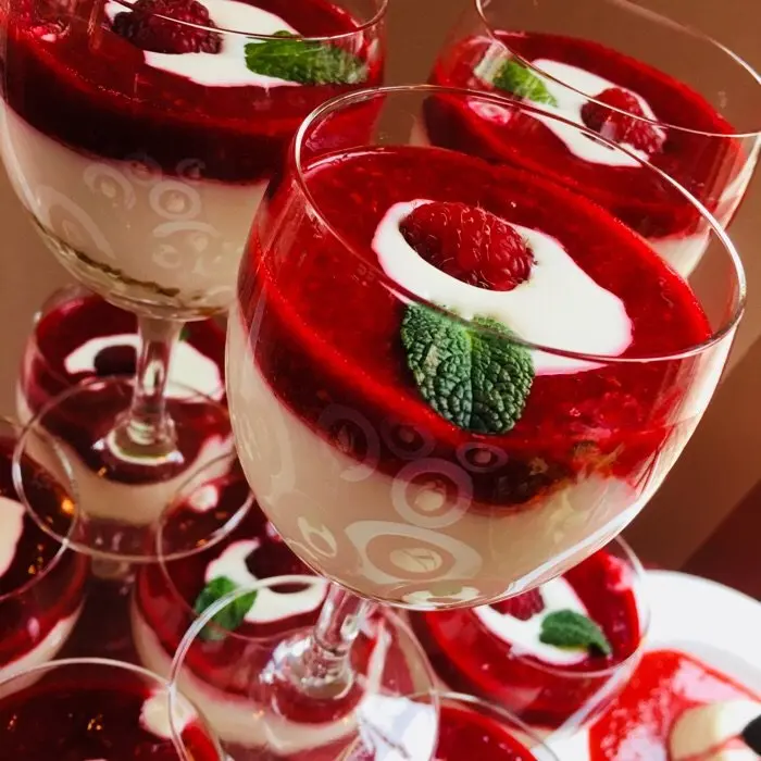 creation thumb for Trifle aus crushed Amarettini, Mascarponencreme & pürierten Himbeeren, sowie Panna Cotta auf Fruchtspiegel