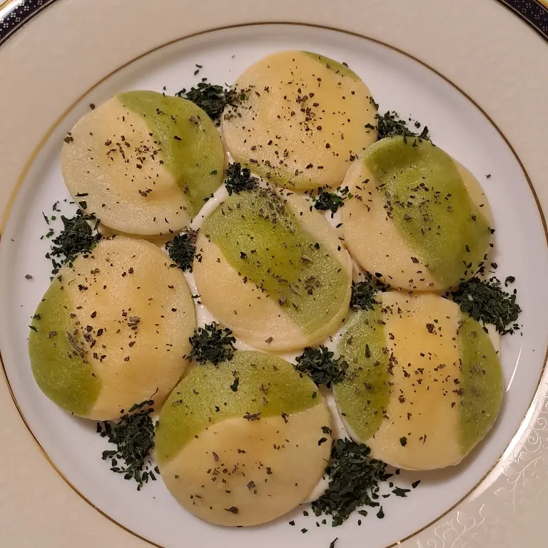 creation thumb for Bottoni ricotta,salsa al burro e polveri di spinaci e salvia