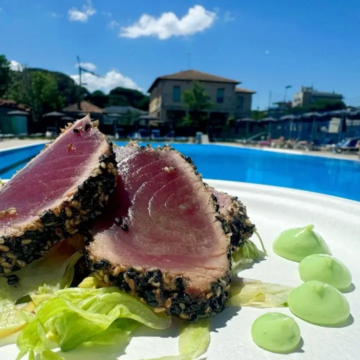 creation thumb for Tuna tataki with sesame, salad and wasabi sauce