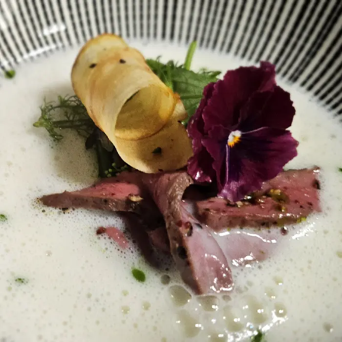creation thumb for Petersilien Samtsuppe – pfeffriges Kalbin Herz – Kräutersalat