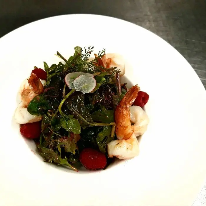 creation thumb for Gebratene Riesengarnelrn auf Rucola- Löwenzahnsalat mit Himbeerdressing