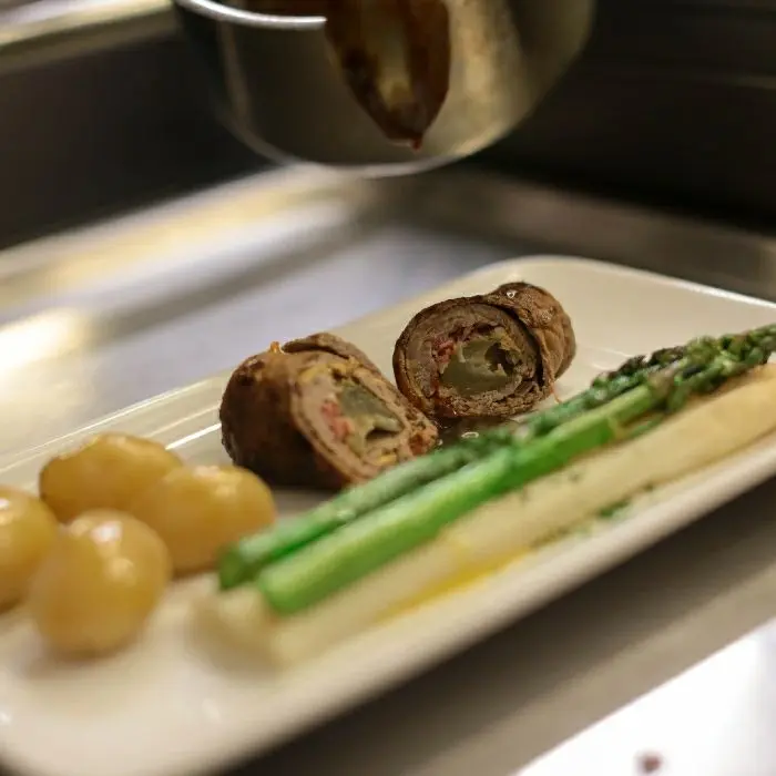creation thumb for Rinderroulade mit Spargel und Pfannenkartoffeln
