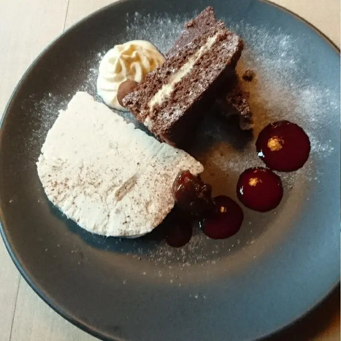 creation thumb for Schokotarte gefüllt mit einer Weißen Mousse au Chocolate dazu Bananen-Spekulatiusparfait