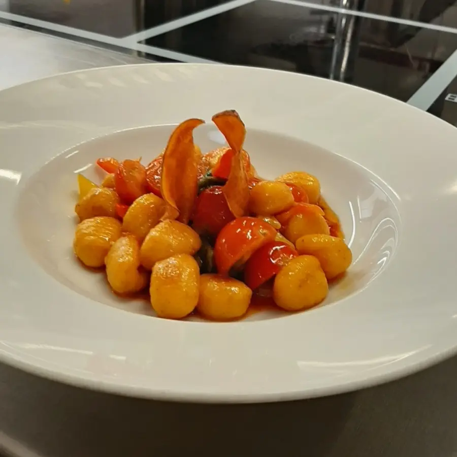 creation thumb for Süßkartoffel Gnocchi mit Grill gemüse auf Tomatensugo und Süßkartoffel chips
