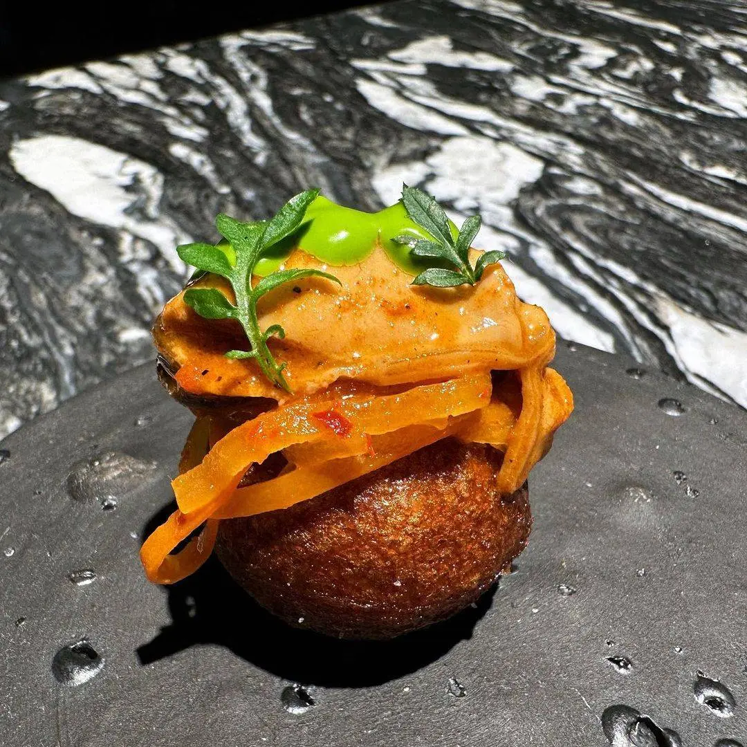 creation thumb for Beignet-Soufflé mit Kimchi & Safranschaum, eingelegte Muscheln