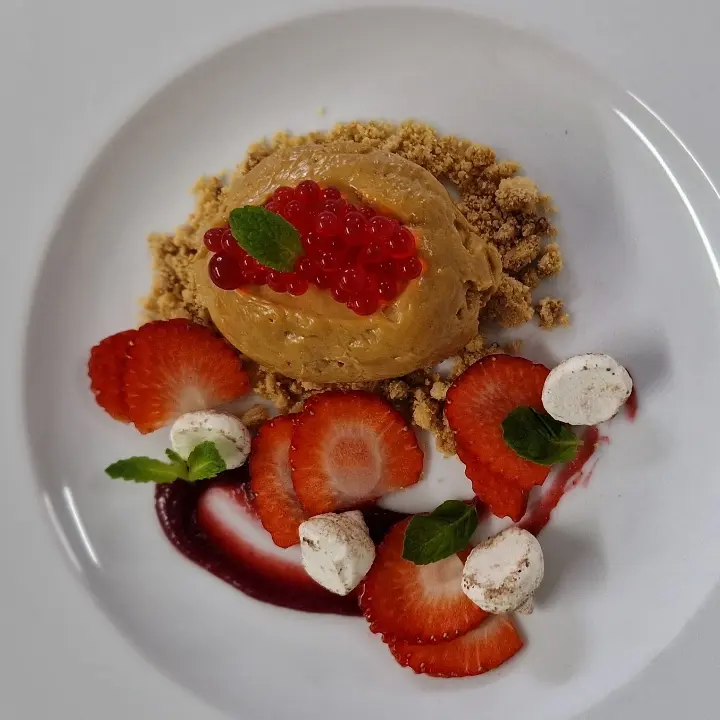 creation thumb for Caramalized white choco mousse w/strawberries