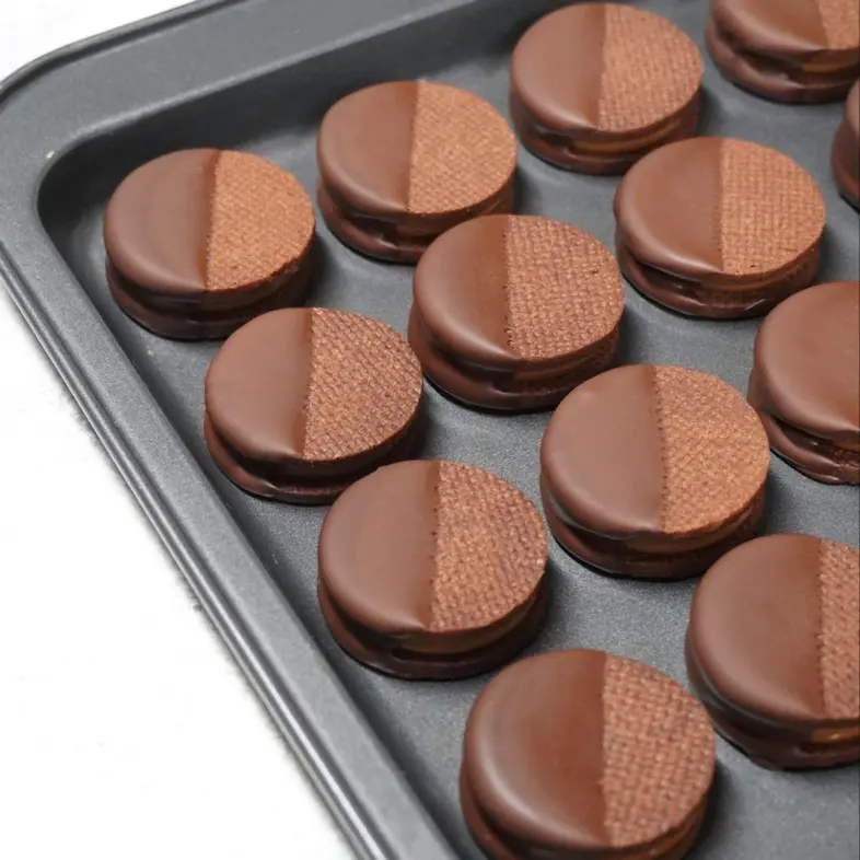 creation thumb for Cocoa and dulce de leche alfajor