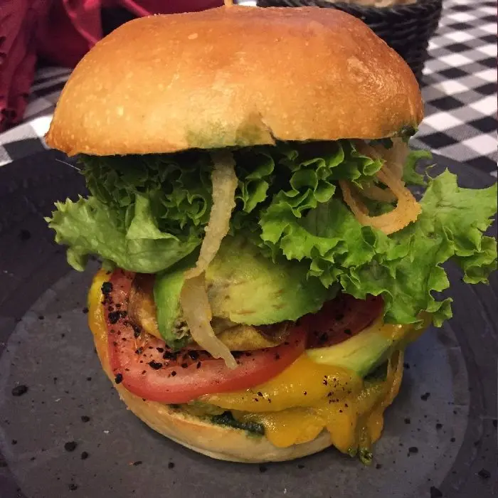 creation thumb for Fresh selfmade Avocado Burger