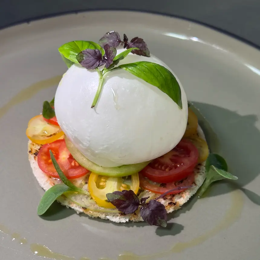 creation thumb for Geräucherte Mozzarella-Blase mit Kräutern, Brot und 3 Tomaten
