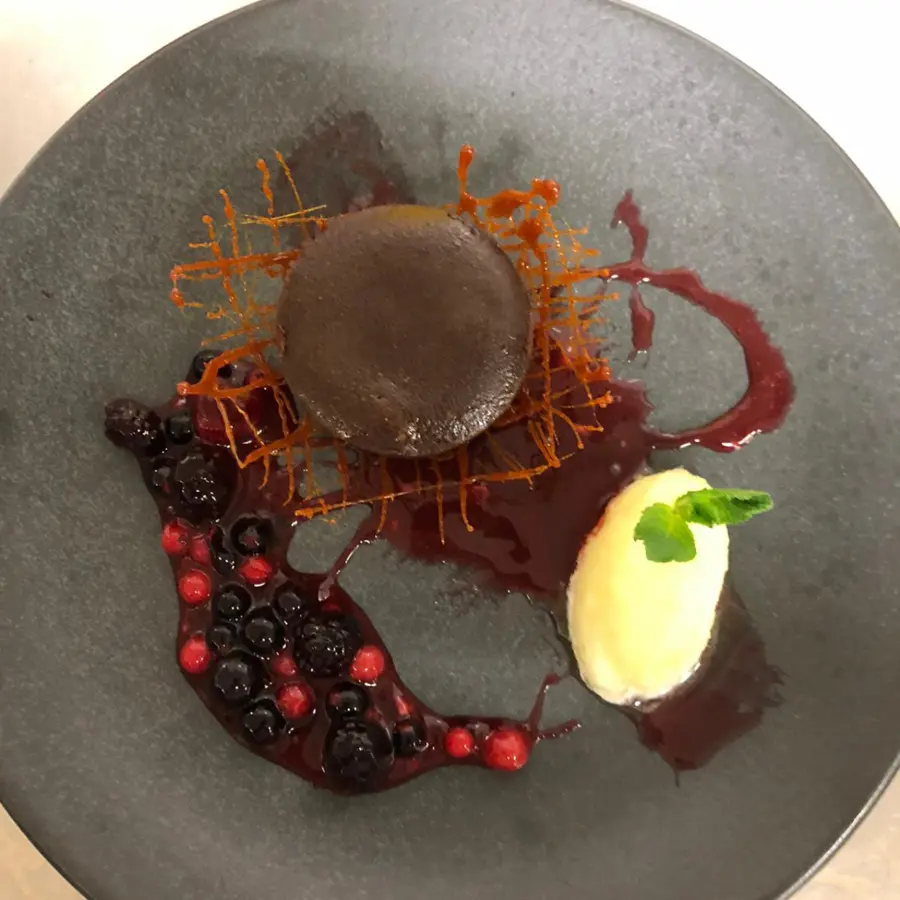 creation thumb for Schoko Soufflé mit Beeren und Ananas Sorbet 