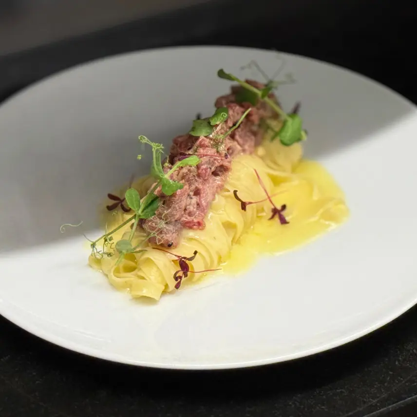 creation thumb for Frische Eiernudeln mit Isigny-Butter und Kobe-Tartar.