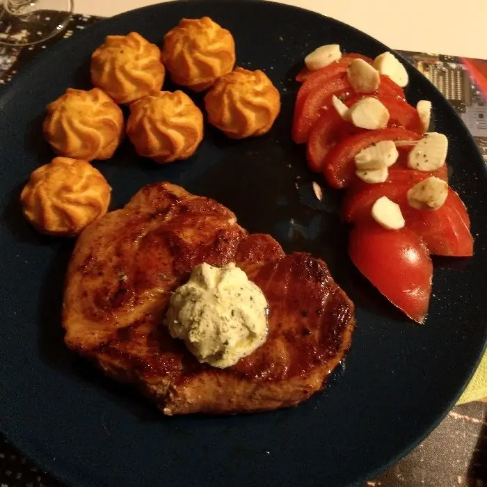creation thumb for Neui jahr menü.. Schweinhals stick mit grogeten und tomaten mozerela salat