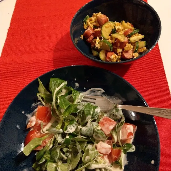 creation thumb for Nüsler salat mit Tomaten. Im kleinnerem ist zugeti und winerli mit ei vermacht
