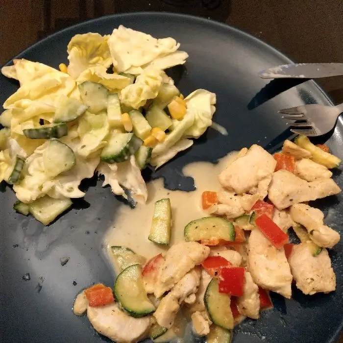 creation thumb for Poule mit peperonie und Zugedi are rahm sauce, salat