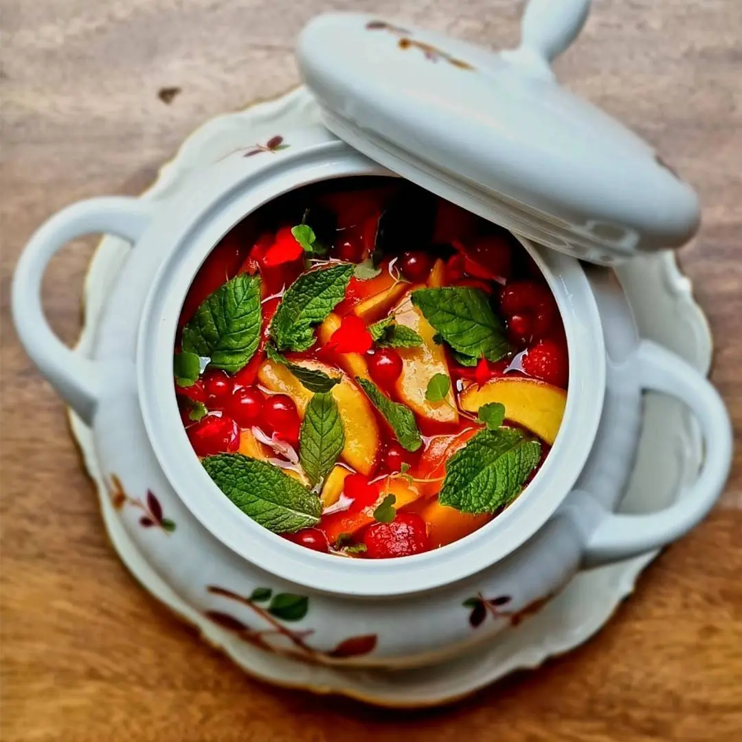 creation thumb for Kalte Suppe aus Pfirsich, roten Früchten, Minze und Eisenkraut