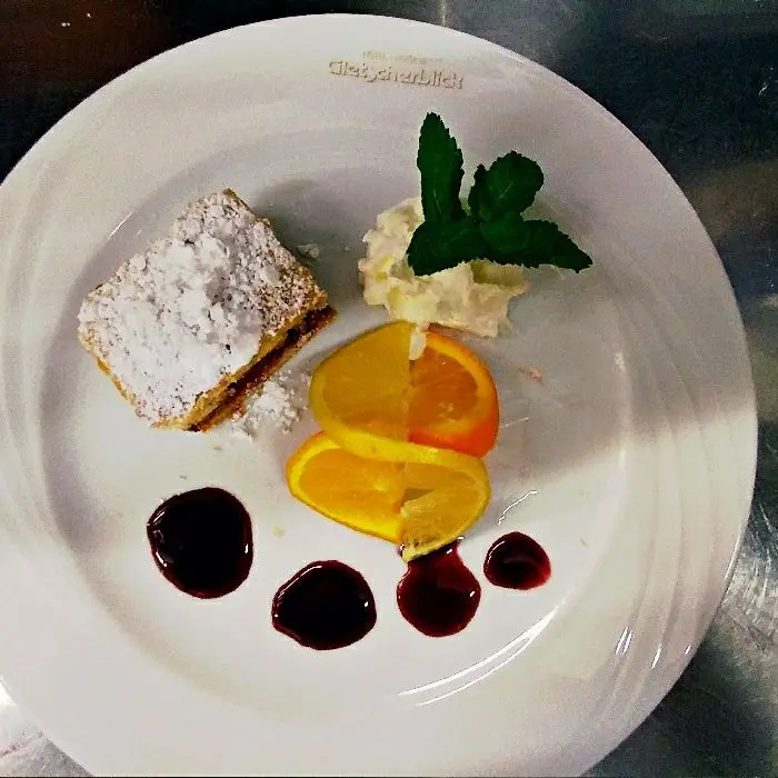 creation thumb for Dessert- Hausgemachter Apfelkuchen