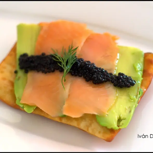 creation thumb for Crujiente de trigo, aguacate, salmón ahumado y huevas de lumpo.
