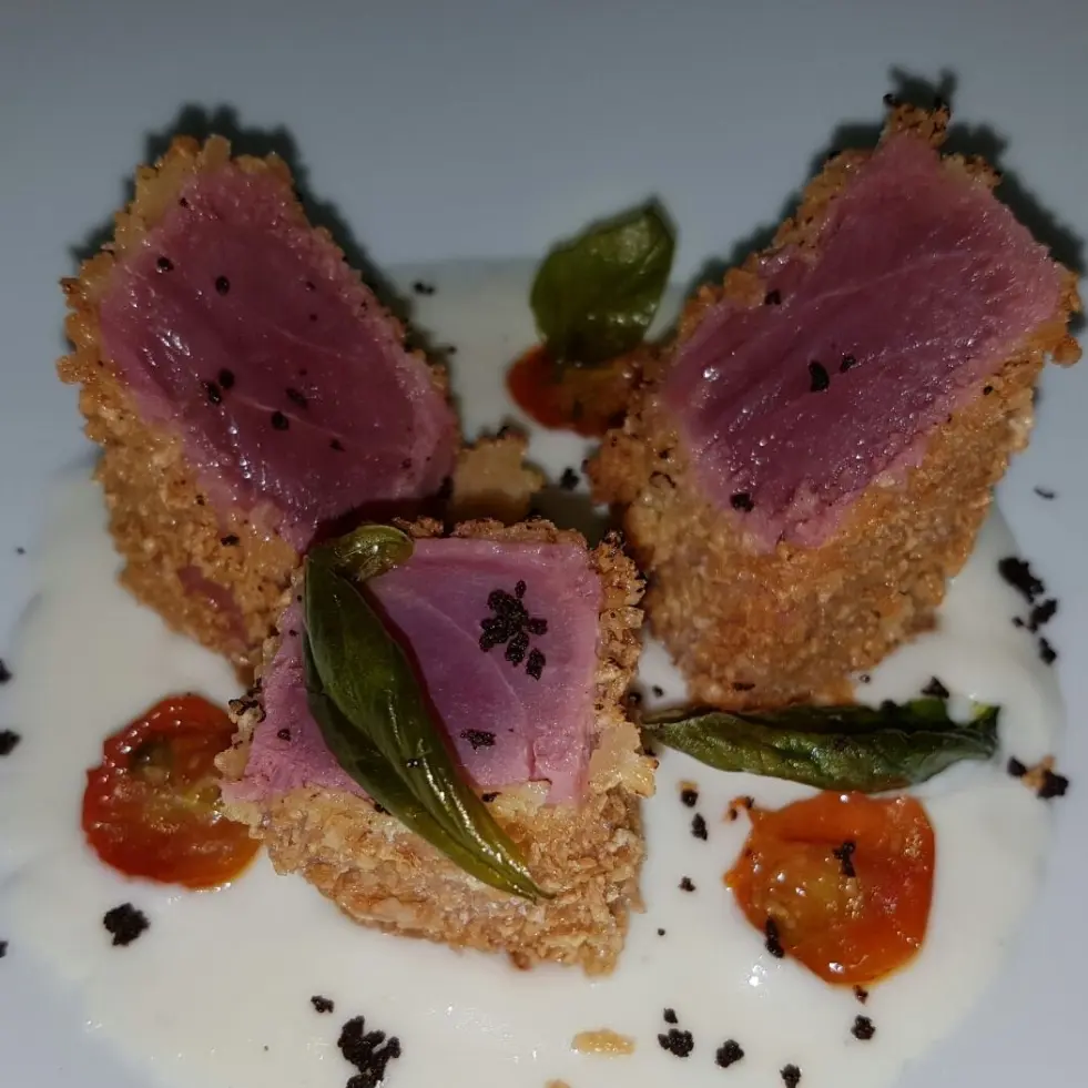 creation thumb for Atún en costra de Panko, crema de idiazabal ahumado, cherrys confitados al tomillo y tierra de olivas de Aragón.