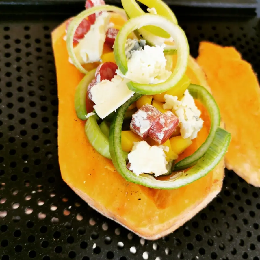 creation thumb for Gefüllte süßkartoffel und kürbiscremesuppe mit haselnüssen