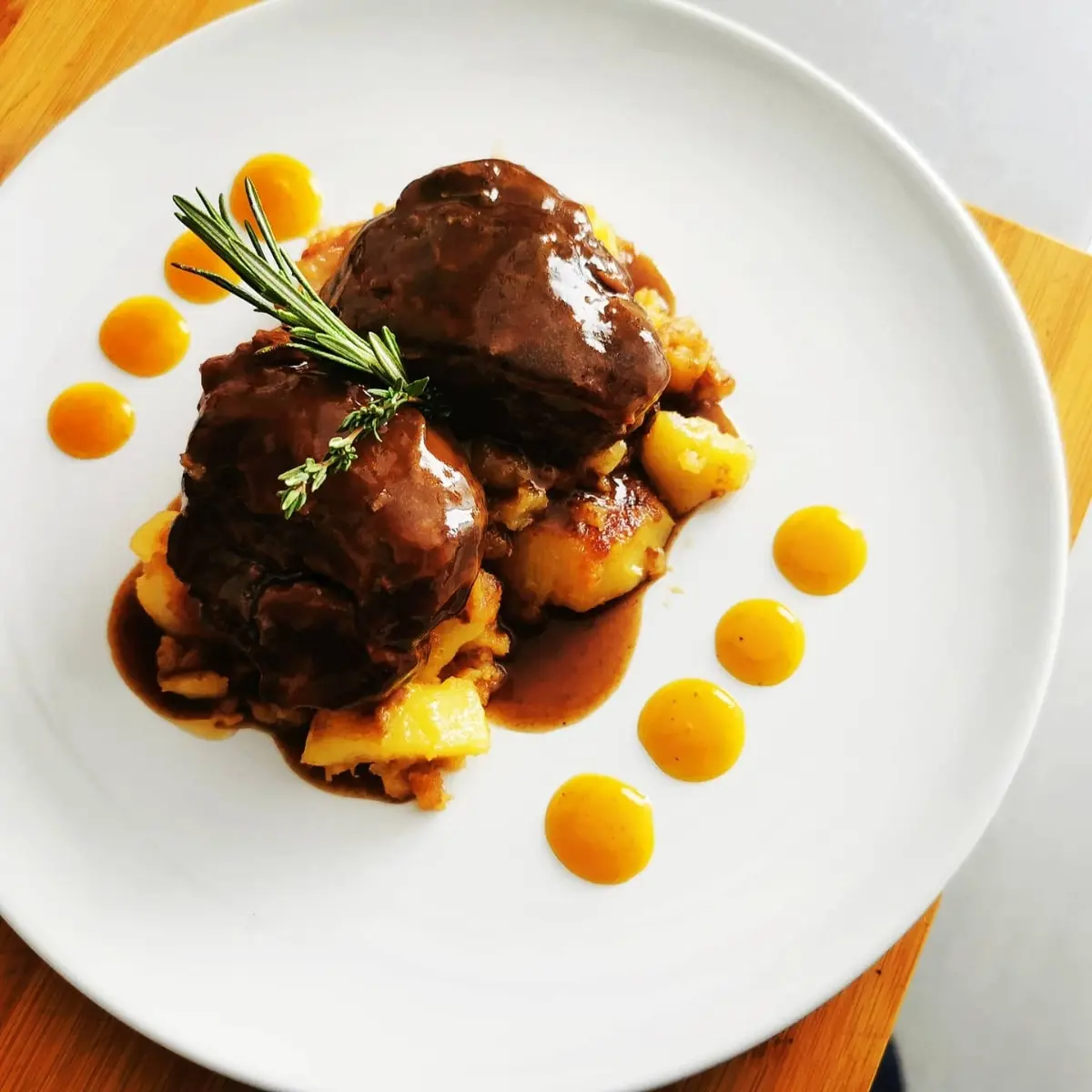 creation thumb for Carrilleras ibéricas a la rioja con guarnición de patata revolconas al pimentón con salsa de calabaza al curry