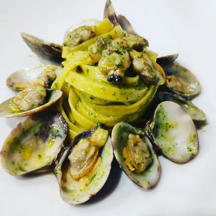 creation thumb for Tagliatelle alle vongole al pesto genovese.