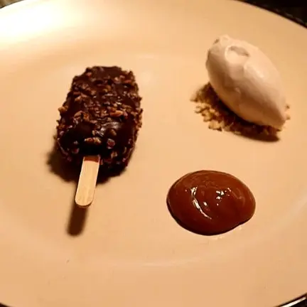 creation thumb for Magnum vanilla, crunchy peanuts and their sauce with hazelnut ice cream