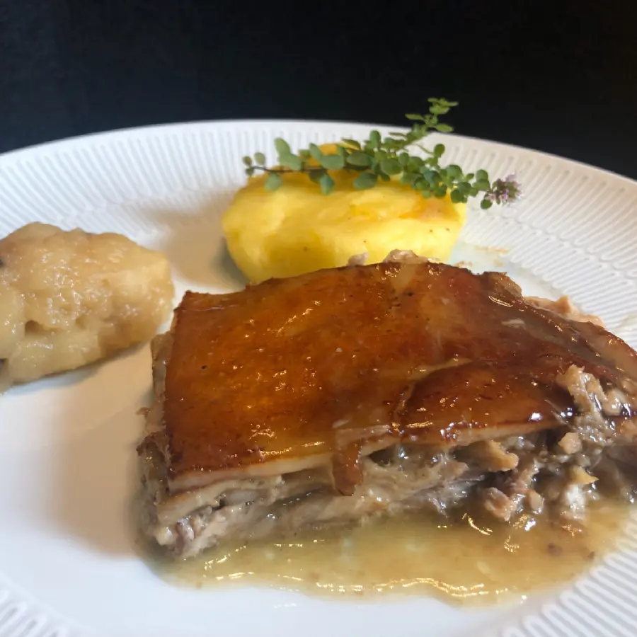 creation thumb for Cochinillo segoviano a bassa temperatura con compota di granny e cardamano e parmentier