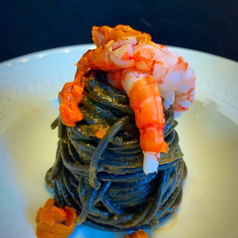 creation thumb for Spaghetti al nero di seppia con gambero rosso di Denia e ricci di mare.