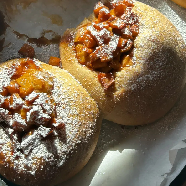 creation thumb for Oatmeal and Caramelized Apple Brioches 🍏🥯