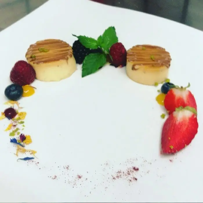creation thumb for Kleine Creme Caramel mit Blüten ,Hibiskusstaub, Beeren und Minze