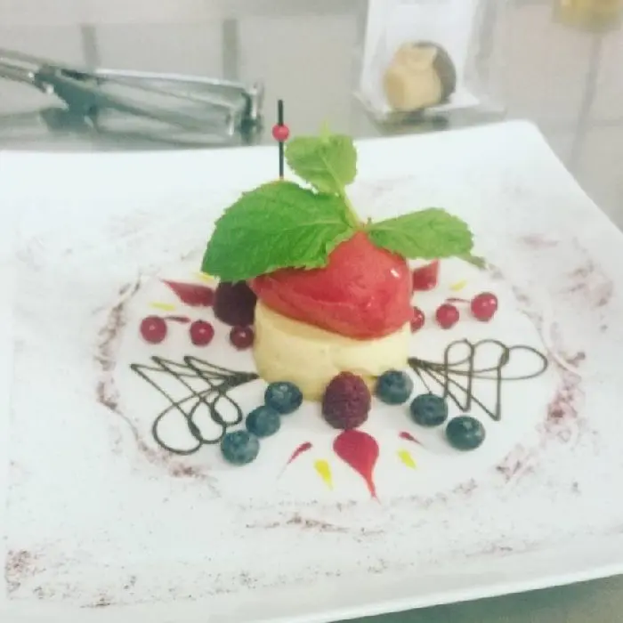 creation thumb for Creme Caramel mit Erdbeersorbet