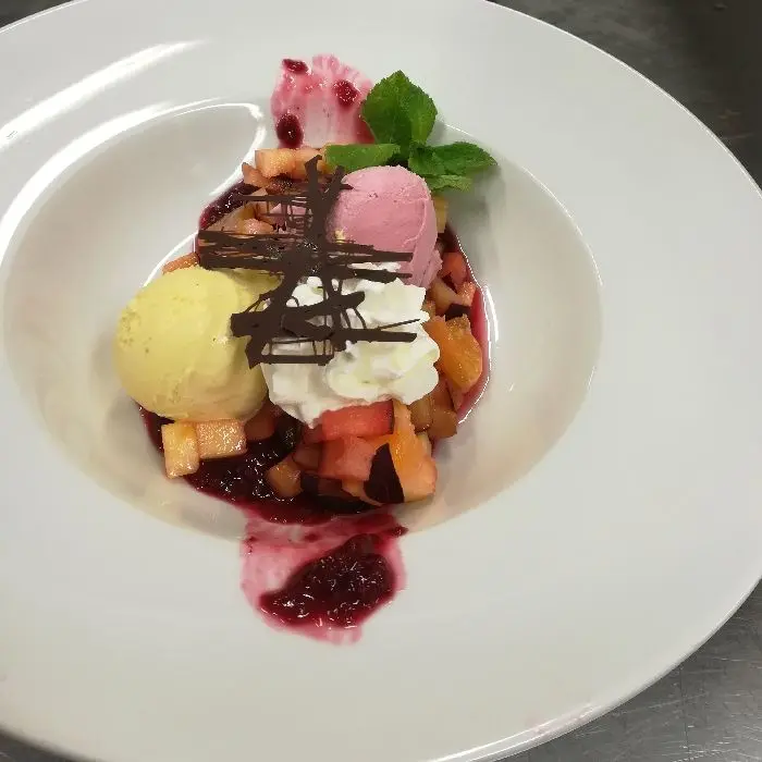 creation thumb for Dessert vom Service 2. Ich finde ein klassischer Dessertteller. Ein kleiner aber feiner Obsteisbecher. Frisch geschnittener Obsalat mit Vanille und Erdbeereis. Sahne, Minze und ein kleines Schokoladenspezial.